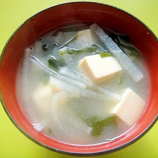 豆腐と大根わかめの味噌汁